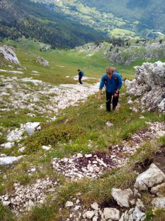 repérage d'une déviation du sentier sous le sommet du Colombier