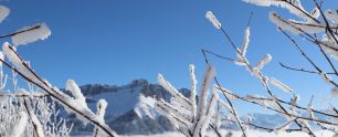 Arrivée en raquette au chalet d'alpage enfoui dans la neige. la chaleur du poële nous attend.