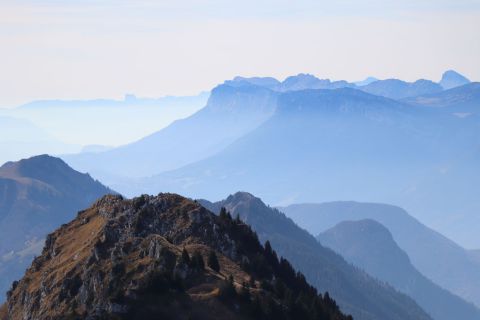 randonnée avec des lumières et couleurs spécifiques à l'automne en monatgne