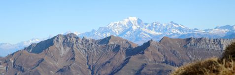 Magnifique panorama depuis le commet du Mont Colombier. Le mont Blanc est à portée de main.