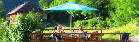 En été la terrasse extéieure favorise les apéritifs et les repas avant le coucher du soleil