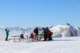 de l'eau avec la neige pour un bon thé après la randonnée