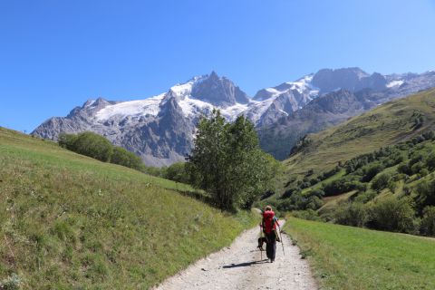 Redescente du vallon du Pic du mas de la Grave après une nuit très confortable au refuge du même nom.