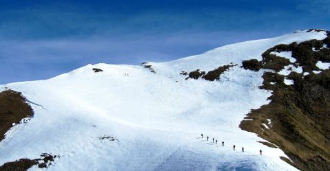 Montée au dessus du Plan de la Limace. Massif des Bauges