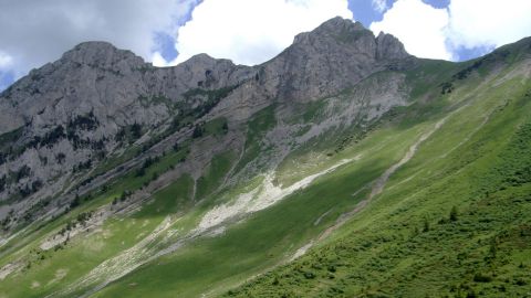 Le banc du linguale, rampe d'accès au sommet. Massif des Bauges.