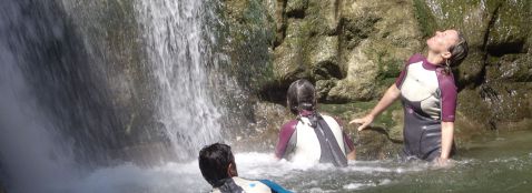 Randonnée aquatique ponctuée par une baignade dans une cascade. Massif des Bauges