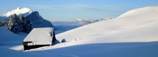 Arrivée en raquette au chalet d'alpage enfoui dans la neige. la chaleur du poële nous attend.