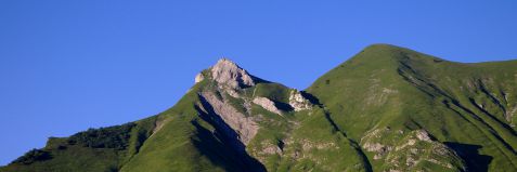 Tré le Mollard à gauche. a droite Mont de la Coche. Bauges.